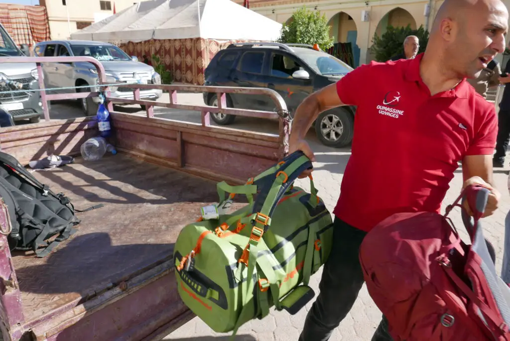 Transport des bagages à Figuig par l'agence de voyage Oumassine voyages