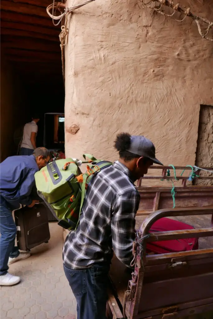 Transport des bagages entre le riyad et la place au centre de figuig au Maroc