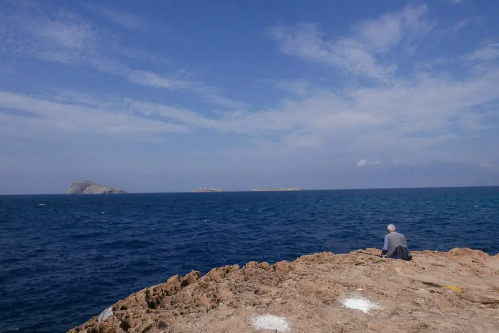 Vue sur les îles Chafarinas Espagnol depuis les rochers de Ras El Mar à Kamkoum El Baz au Maroc