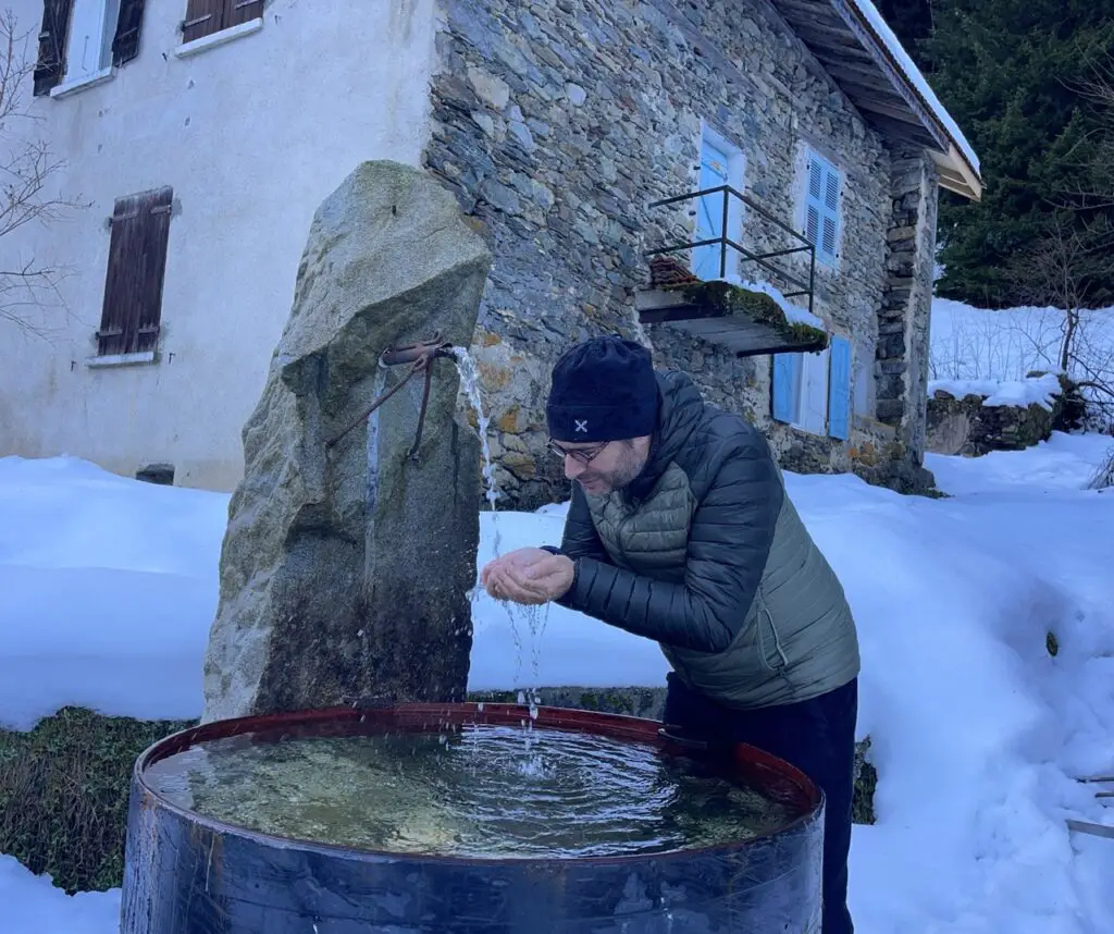 Boire à une source en montagne