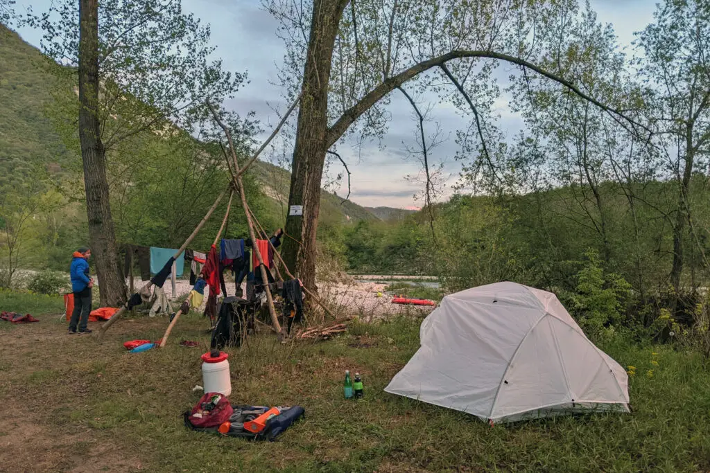 Bivouac à la sortie des gorges, près du village de Vas en italie