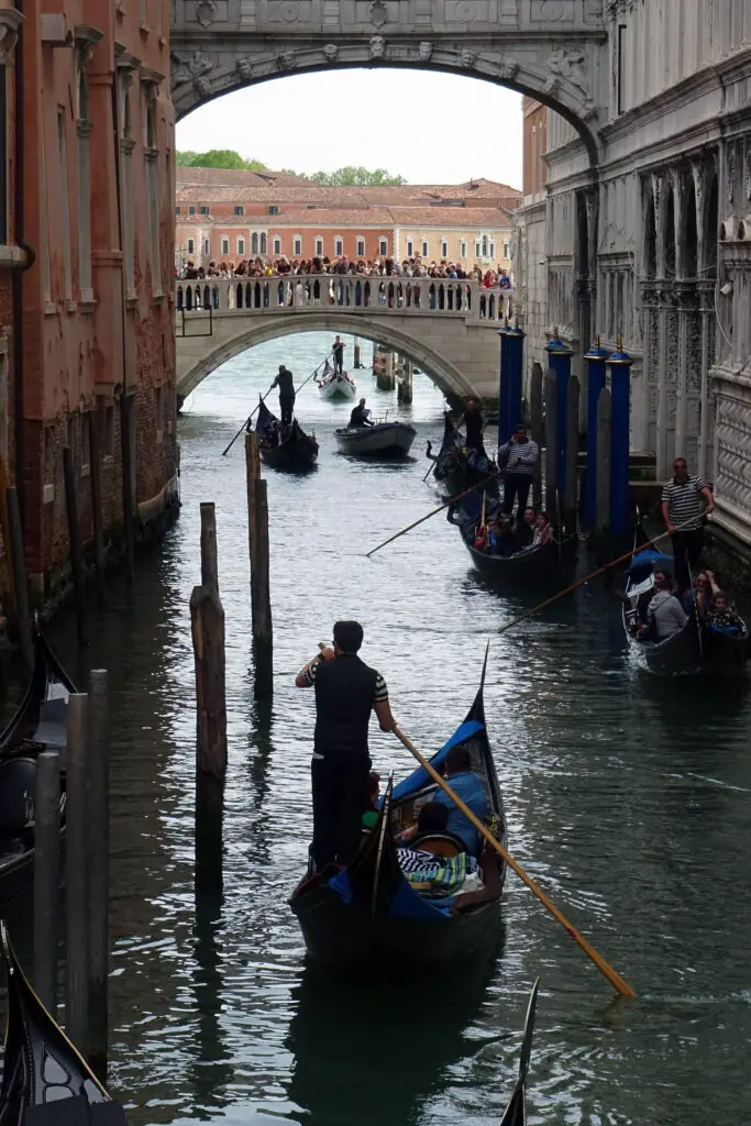 Gondoliers près du pont des soupirs à Venise en Italie