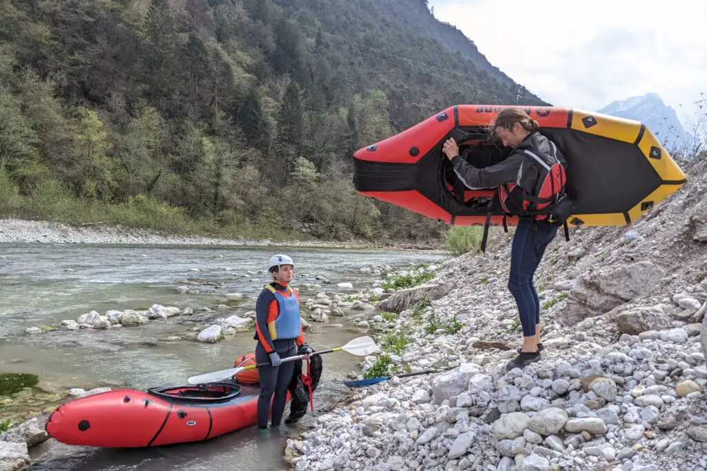 Mise à l'eau de nos kayaks sur le fleuve Piave