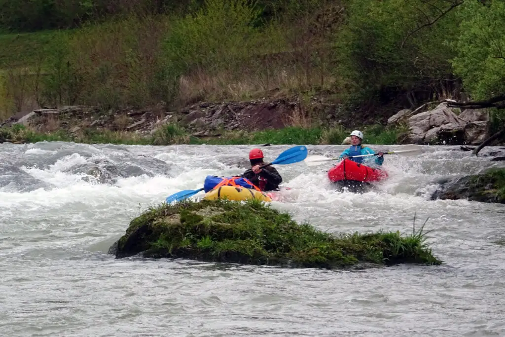 Passage en kayak de gros rapide avant Belluno en Italie