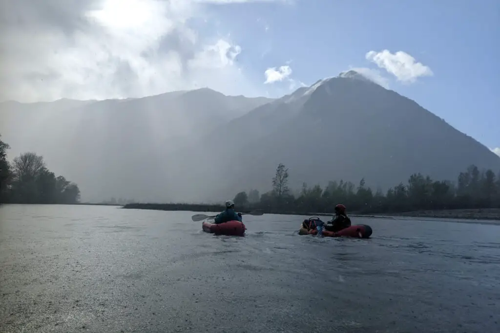 Pluie d'orage avant d'entrer en kayak dans les gorges en aval de Busche en Italie