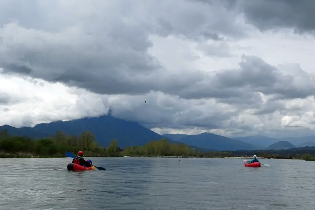 Près de Busche depuis mon kayak sur le fleuve Piave en Italie