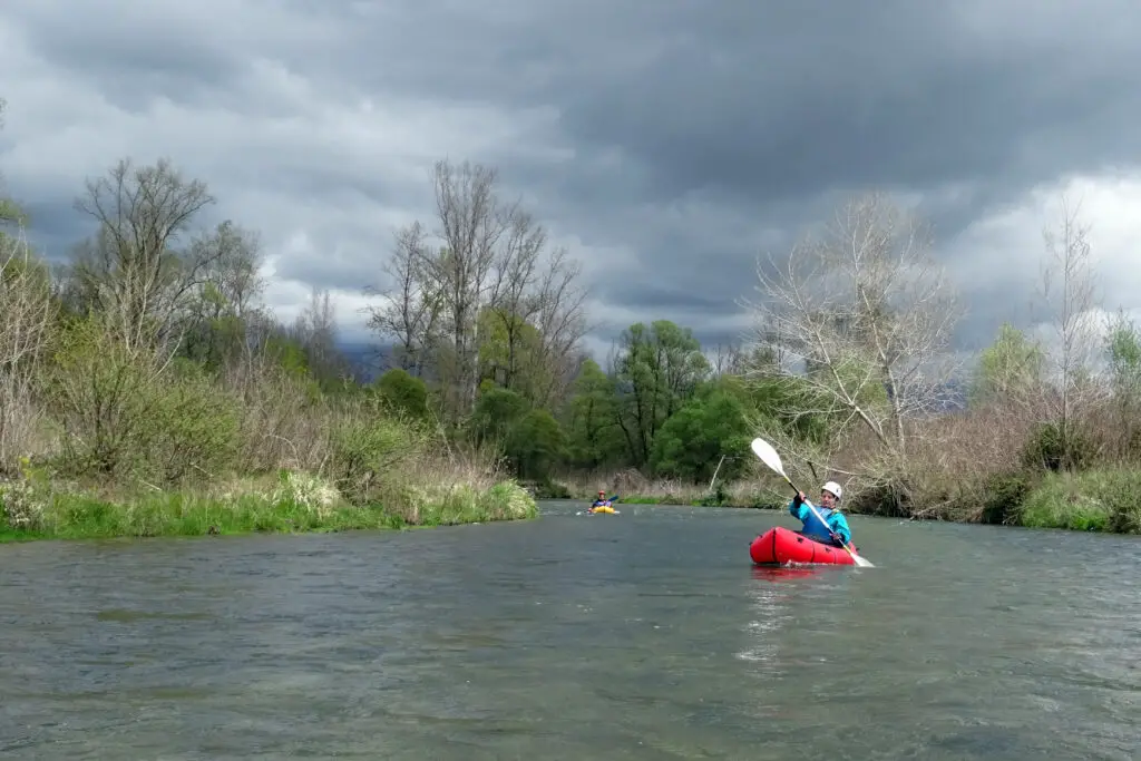 Près de Busche lors de la descente en kayak du fleuve Piave en Vénétie