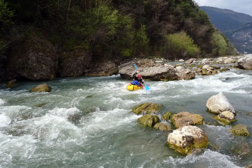 Seb s'amuse en kayak dans les rapides le 1er jour de la descente du Piave