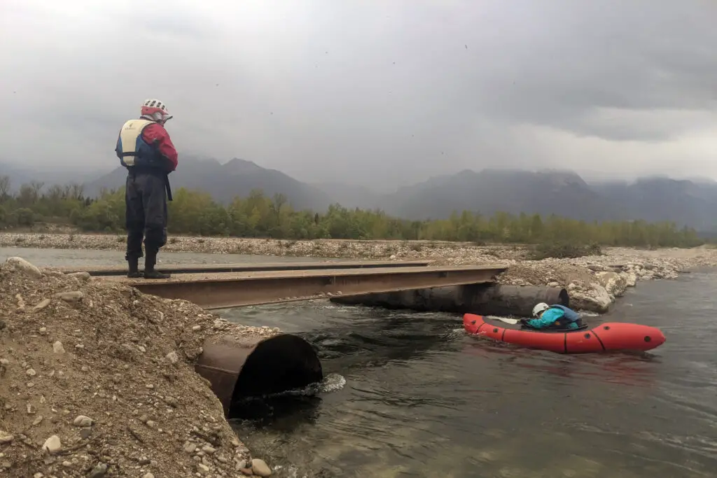 Un obstacle pour kayakiste parmi d'autres sur le Piave. En cas de doute, n'hésitez pas à porter