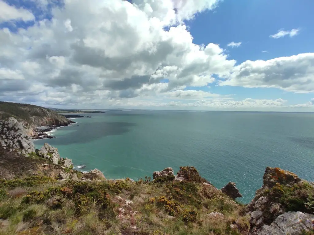 De sublimes plages désertes, une côte déchirée, beaucoup de relief et une mer magnifique, voici la baie de Douarnenez !