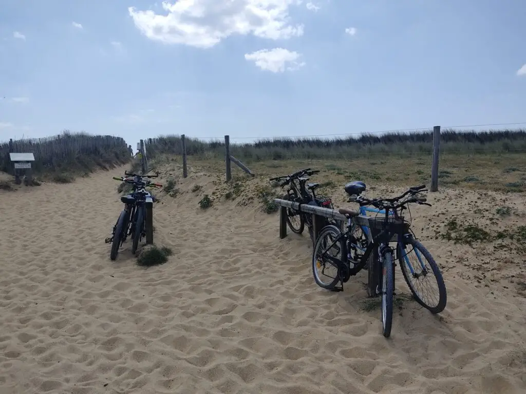 Deux barres d'ancrage vélos pour une plage pouvant accueillir des milliers de plaisanciers... mauvais calibrage du côté d’Erdeven