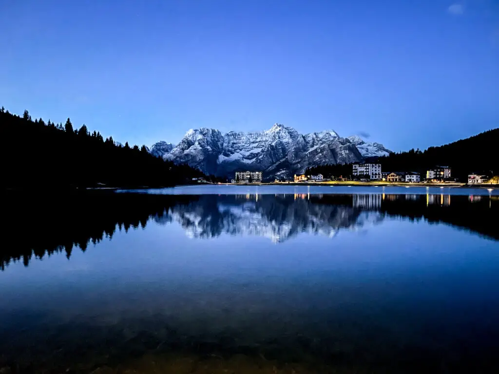 Lac de Mizurina de nuit Dolomites