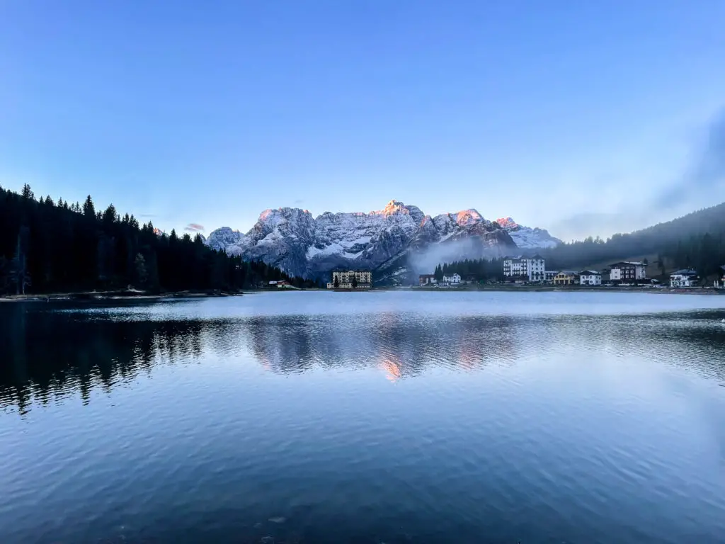 Lever de soleil au lac de Mizurina Dolomites