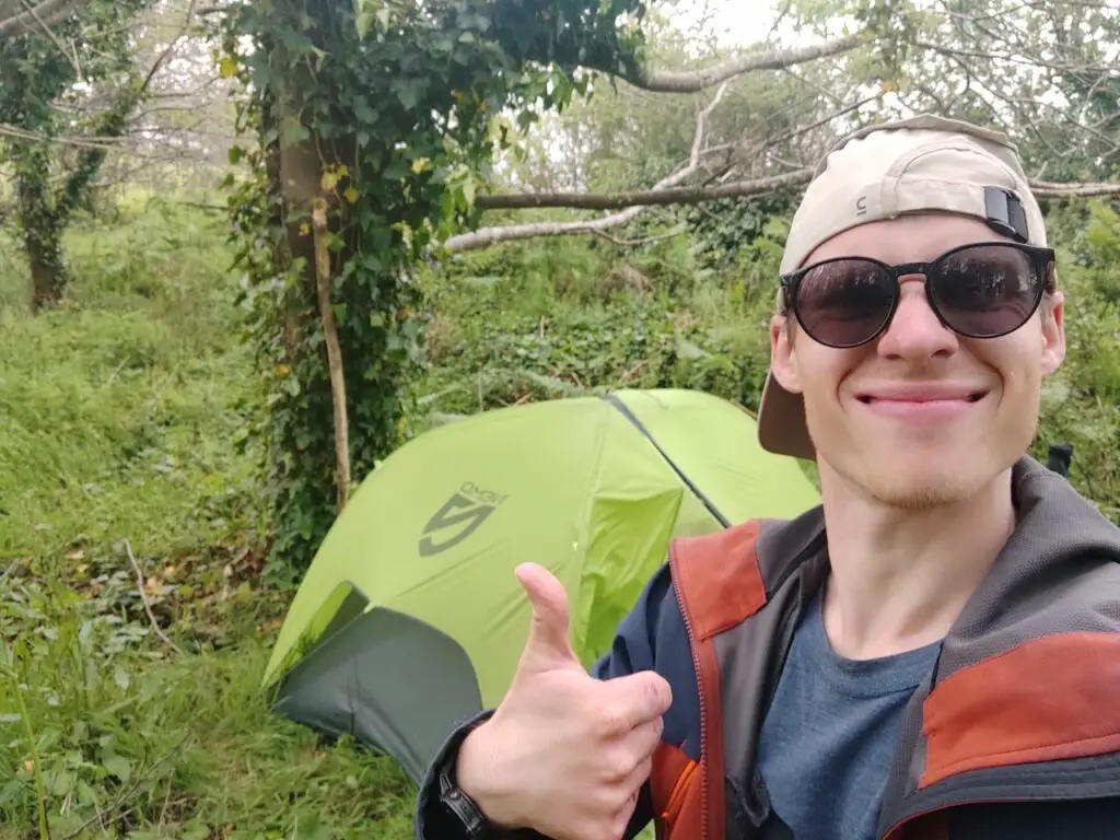 Moi dans un sous-bois de Plougonvelin tout content d'avoir réussi à planter ma tente sur un terrain difficile (ronces, orties, épines,...).