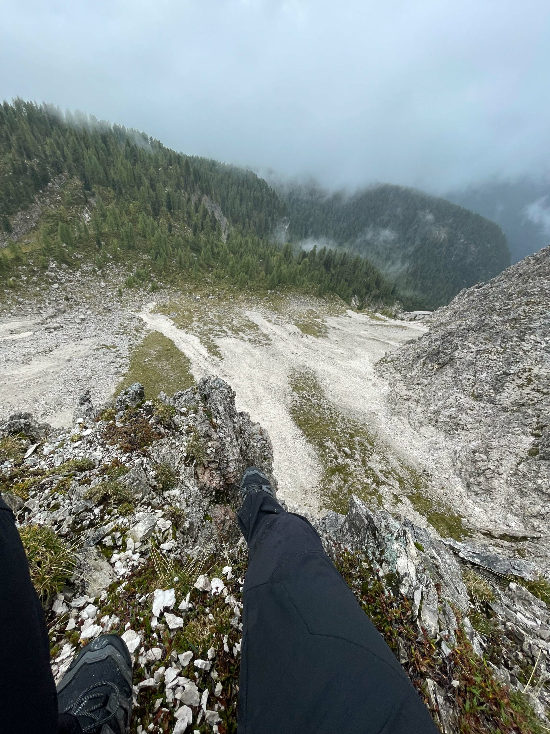 Sur une crète en descendant du Lac de sorapis Dolomites