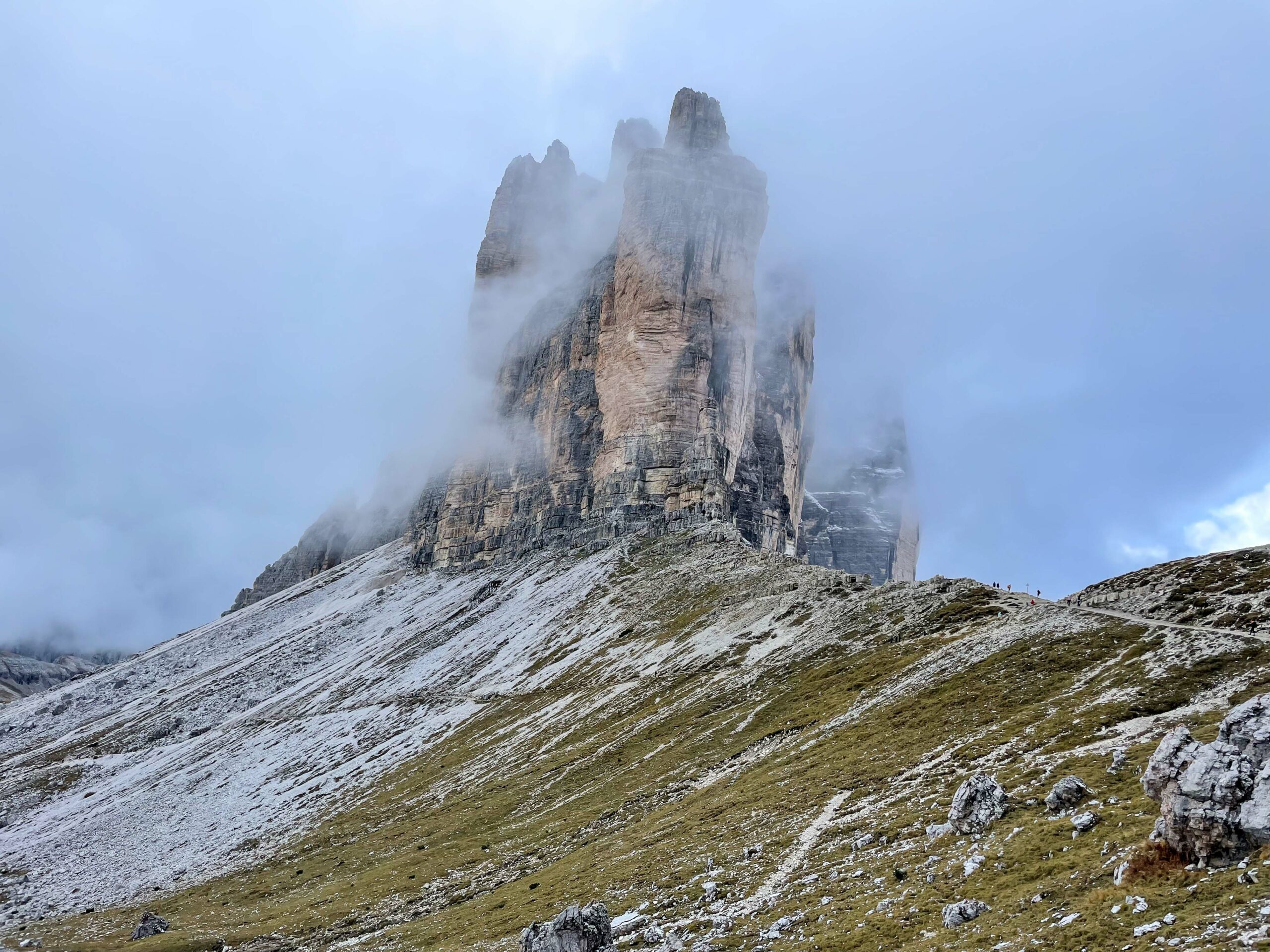 tré cimé di lavero dans les nuages Dolomites