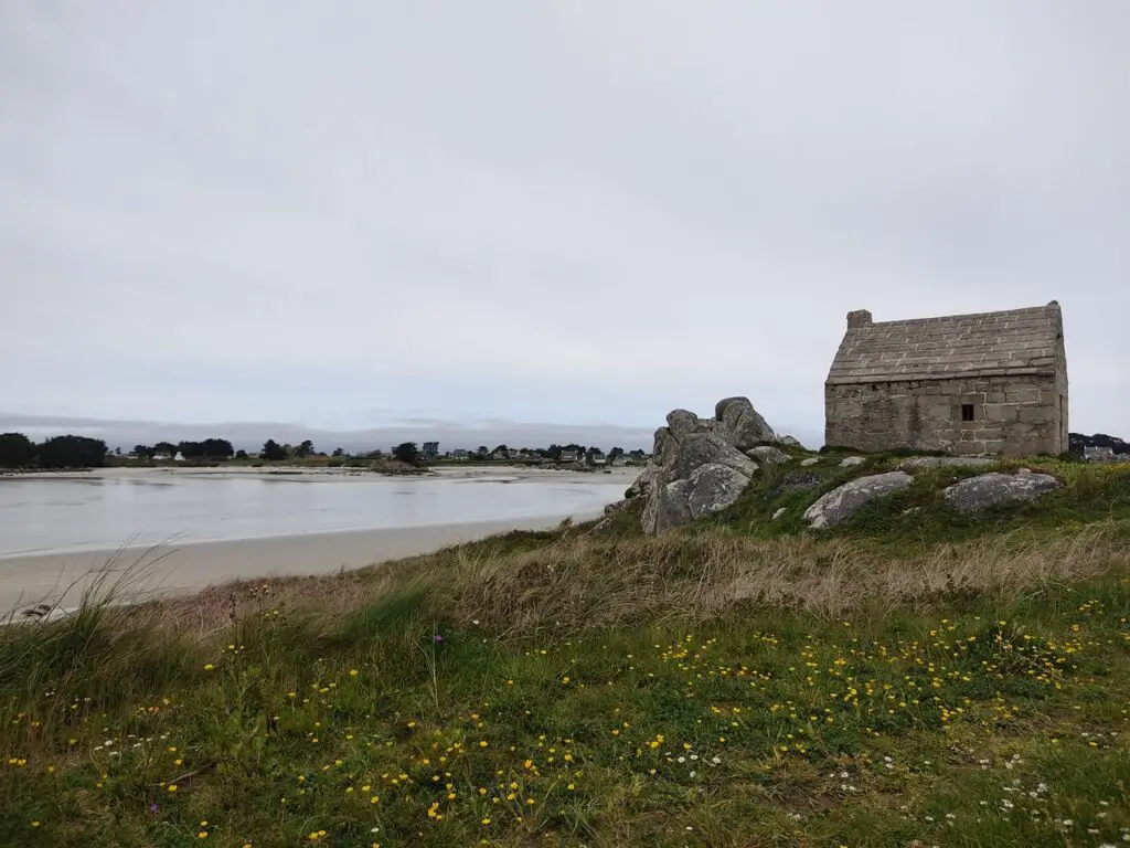 Une ancienne maison de douanier surplombant un estuaire du côté de Brignogan-Plages