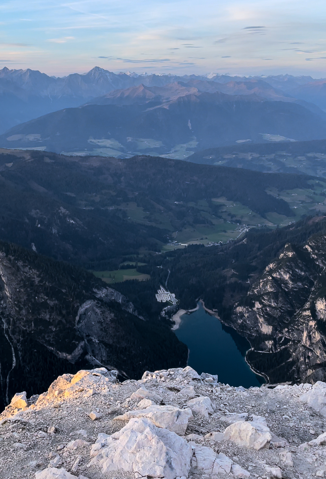 vue de seekofel sur le lac des braies dolomites