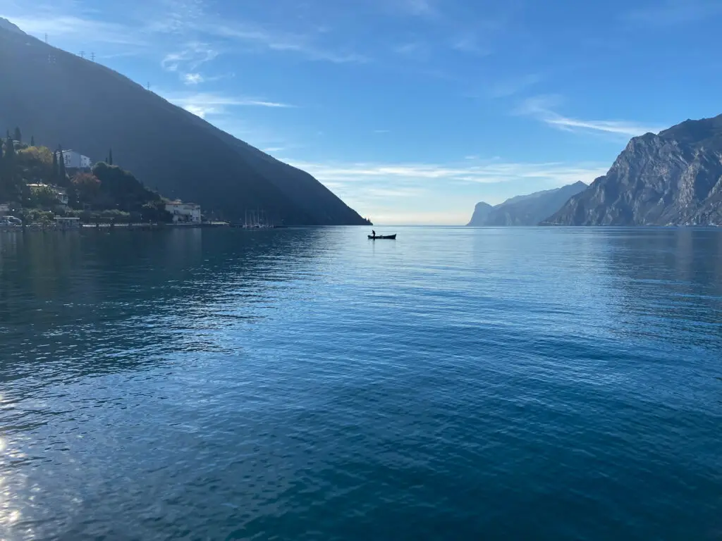 Vue sur le lac de garde Riva del Garda