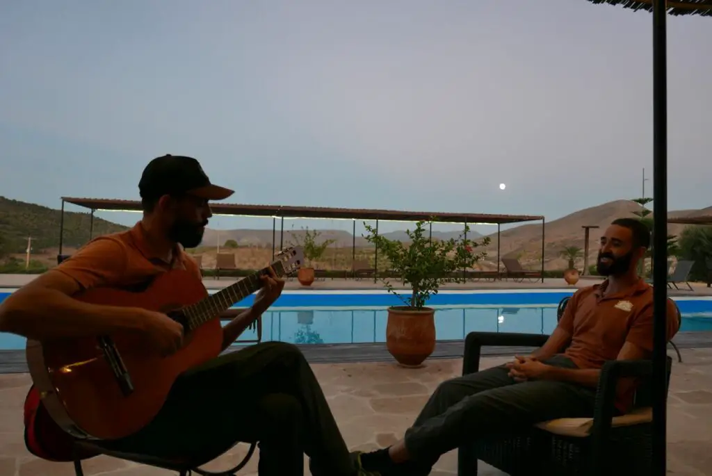 Abderrahim et Yassir de Nomades de l'Oriental pour un Duo musical au Raid Oriental au Maroc