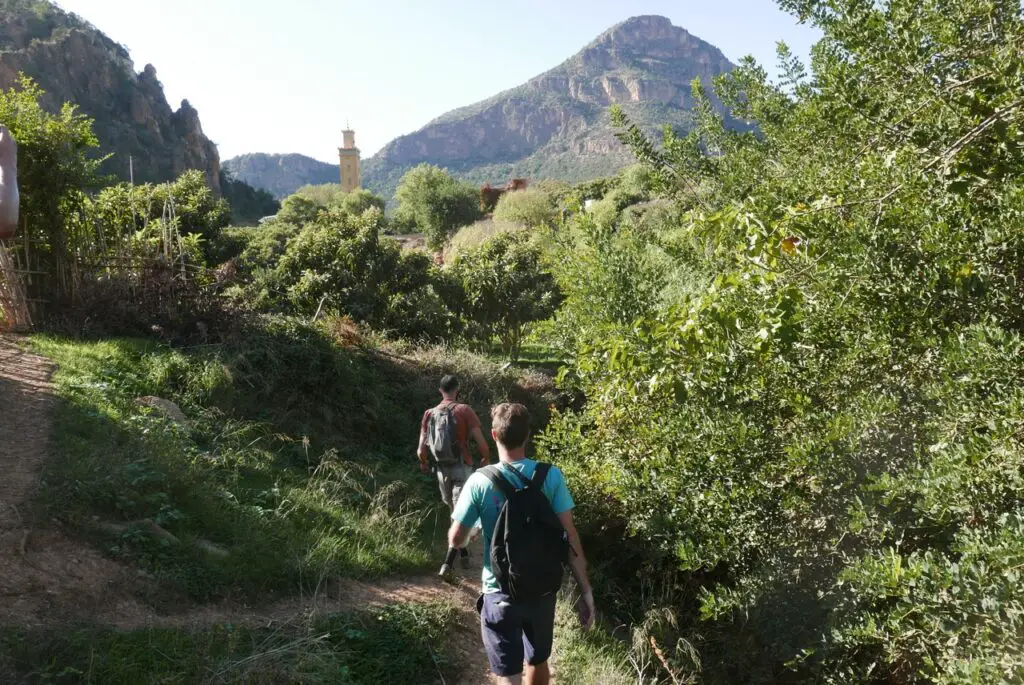 Fin de la randonnée dans le massif Béni Snessen avec arrivée à zegzel