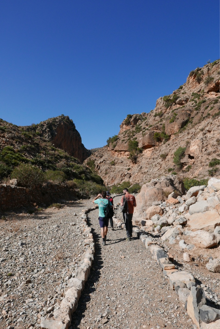Magnifique sentier de randonnée dans l'oued Didi pour rejoindre Zegzel au Maroc