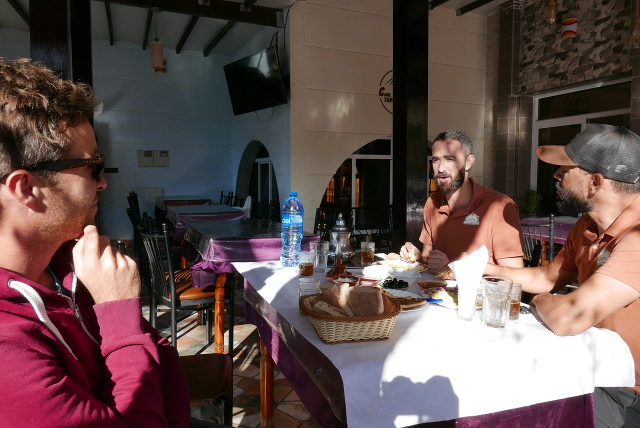 PDJ marocain avant de randonner pres de Tafoughalt au Maroc