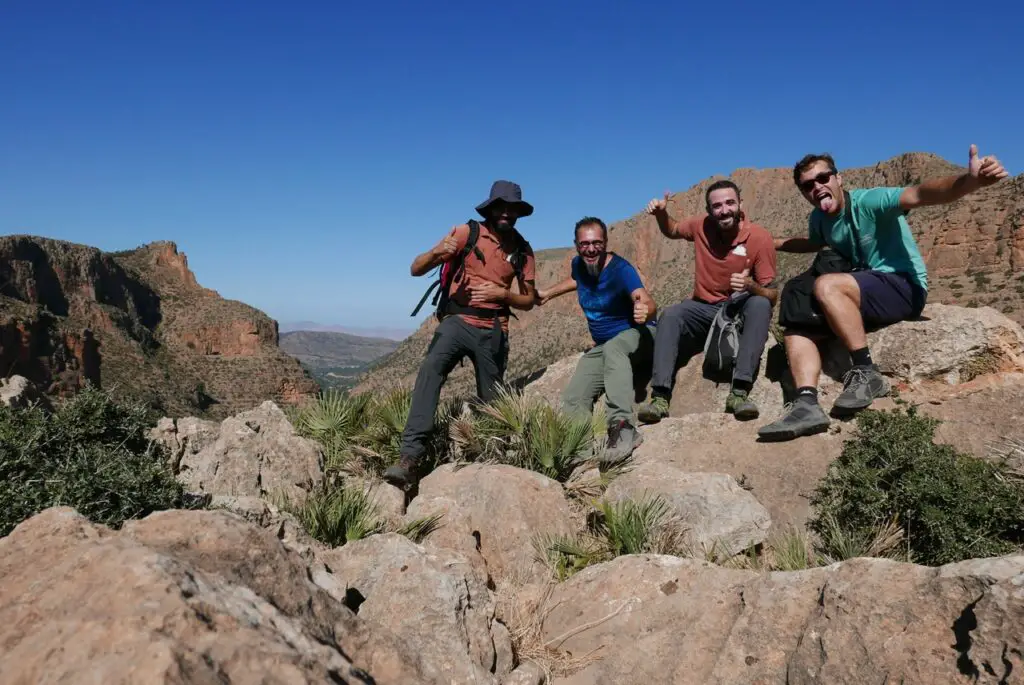 Photo de groupe dans les montagnes de l'oriental