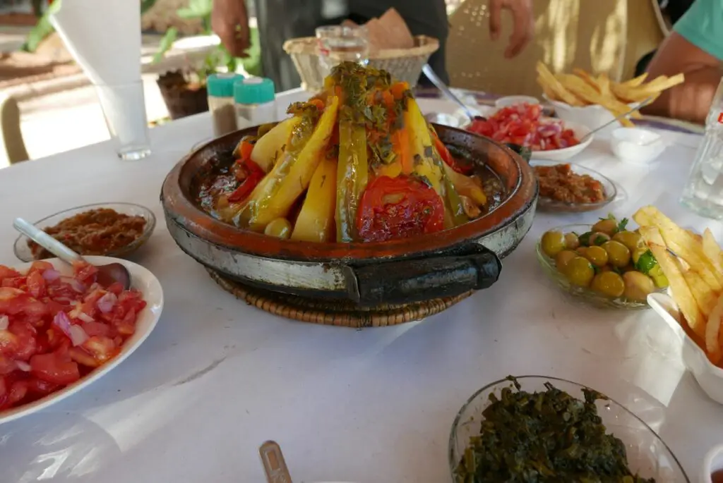 Plat de tajine marocain après une belle randonnée