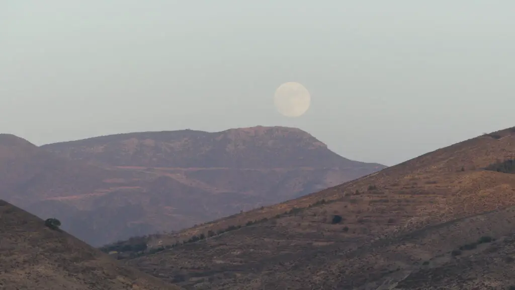 Pleine lune sur les montagnes de Béni Snassen au Maroc