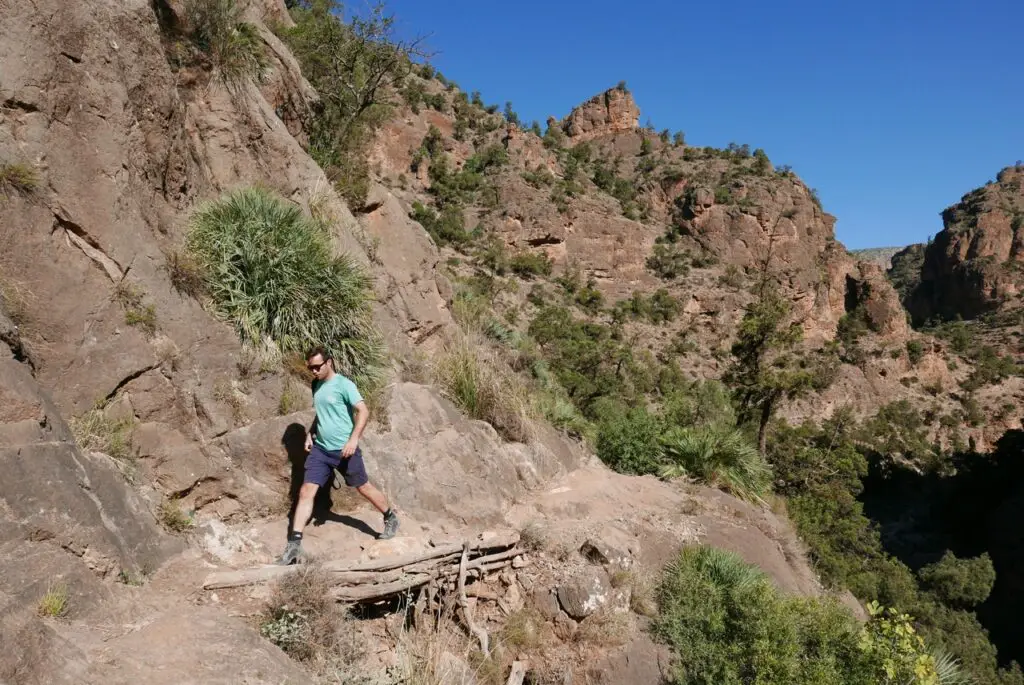 Pont en bois sur une randonnée au Maroc