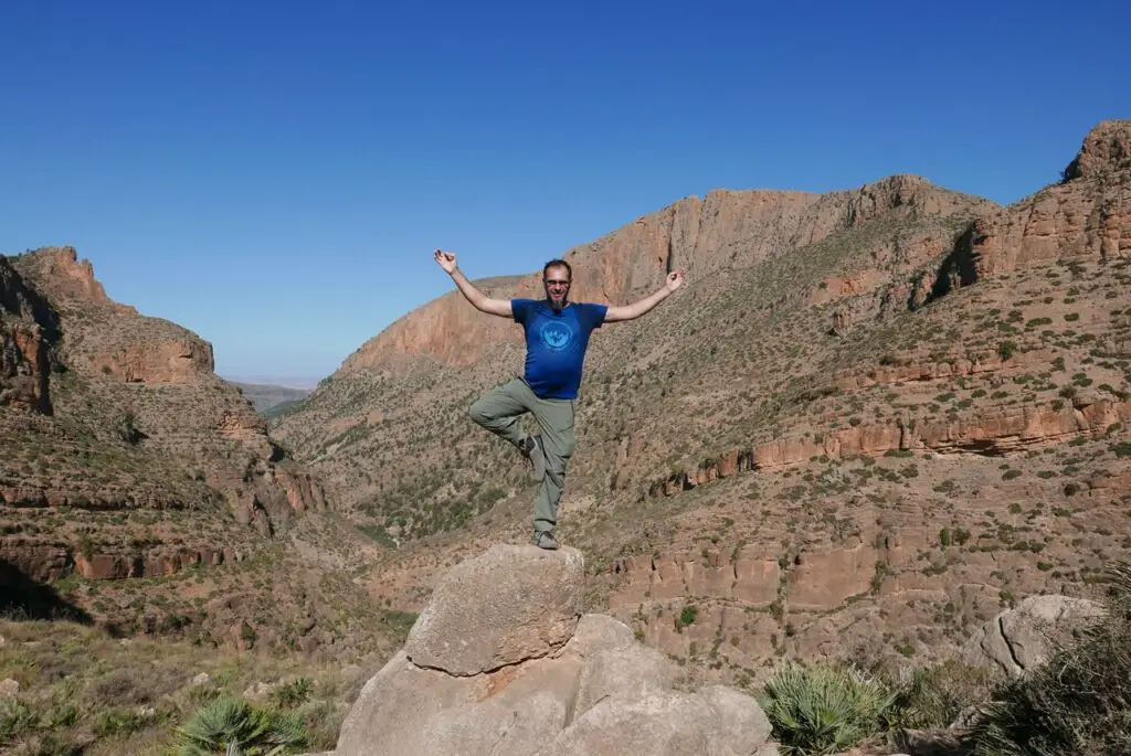 posture de l'arbre en yoga dans les montagnes de Béni Snassen au maroc