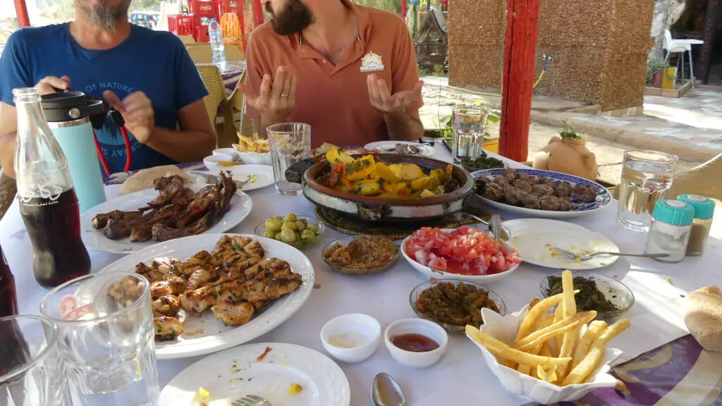 Repas Marocain avec tajine et viandes grillées à Tafoughalt