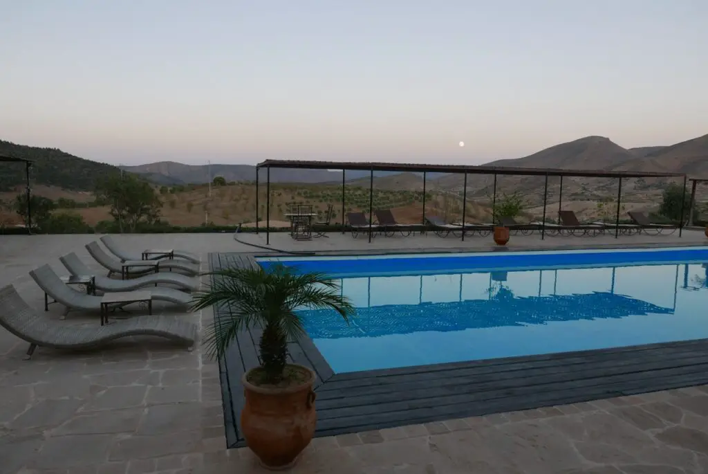 Terrasse avec piscine du Raid Oriental au Maroc