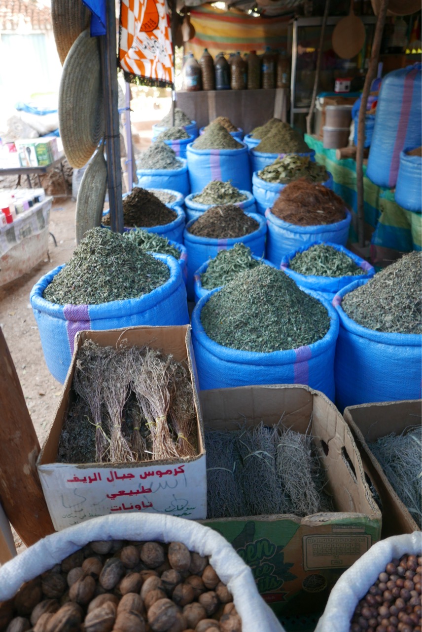 vente d'épices au marché de Tafoughalt au Maroc