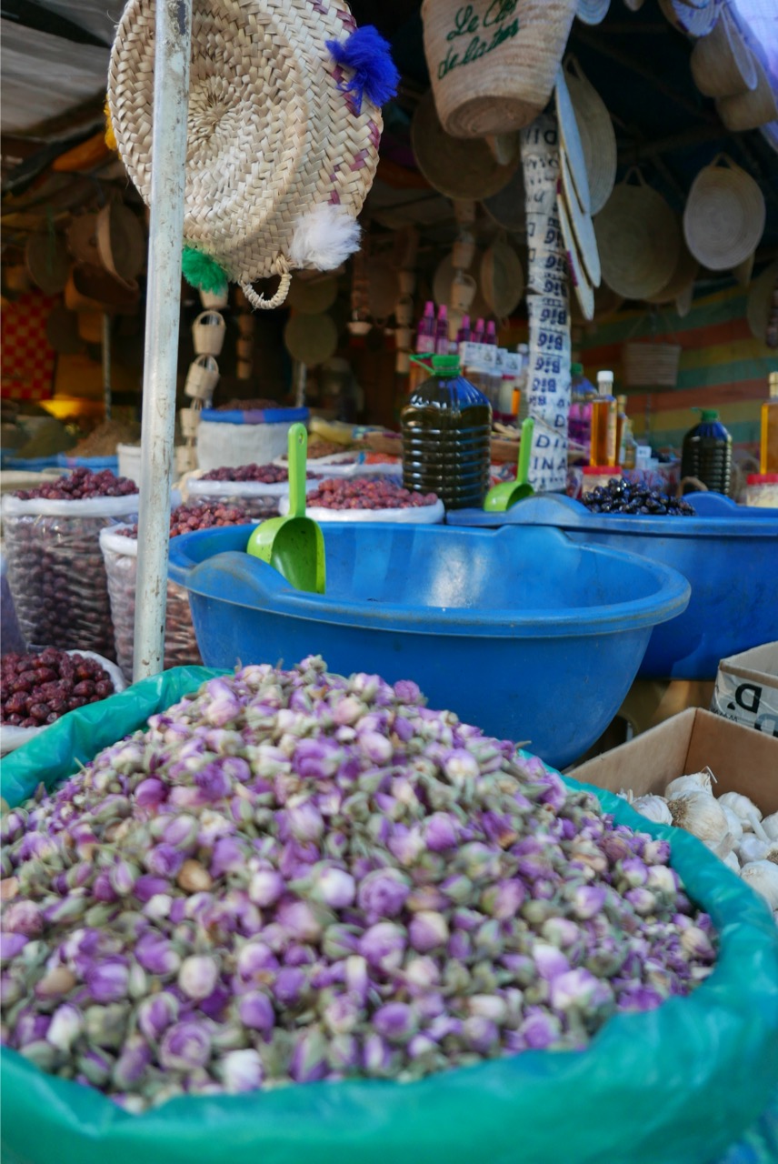 vente d'huile et fleur au marché de Tafoughalt