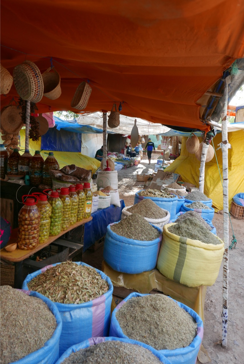 Ventes d'épices et d'olives au marche dans les montagnes de Béni Snassen au Maroc