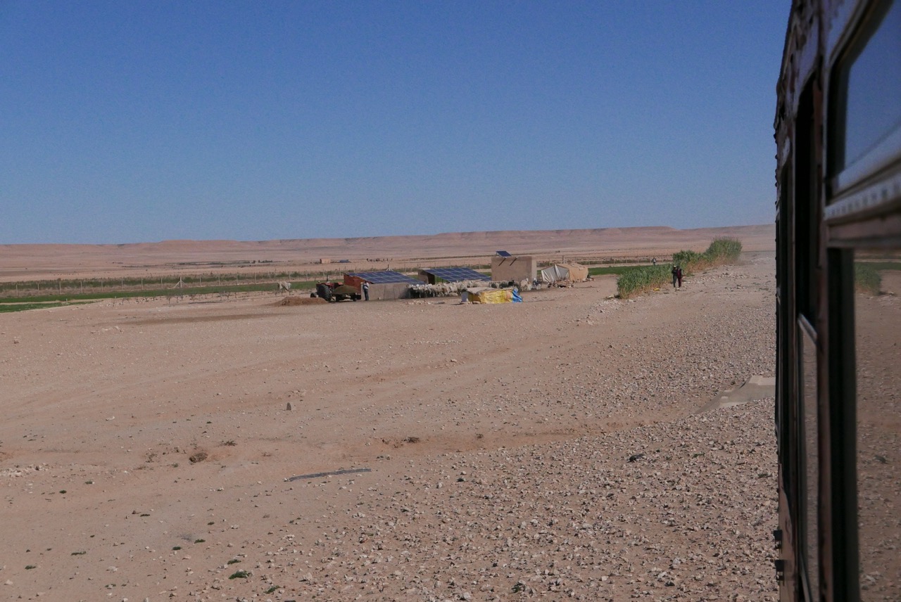 agriculteur marocain vivant au bord du chemin de fer de l'oriental désert express