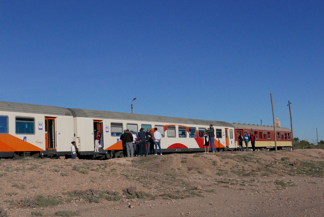 Arrêt de l'Oriental désert Express à une station marocaine