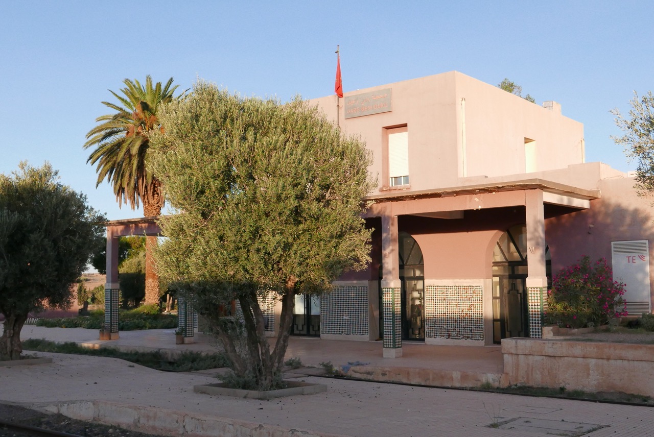 Arrêt du train du désert à la gare de Beni Oukil au Maroc