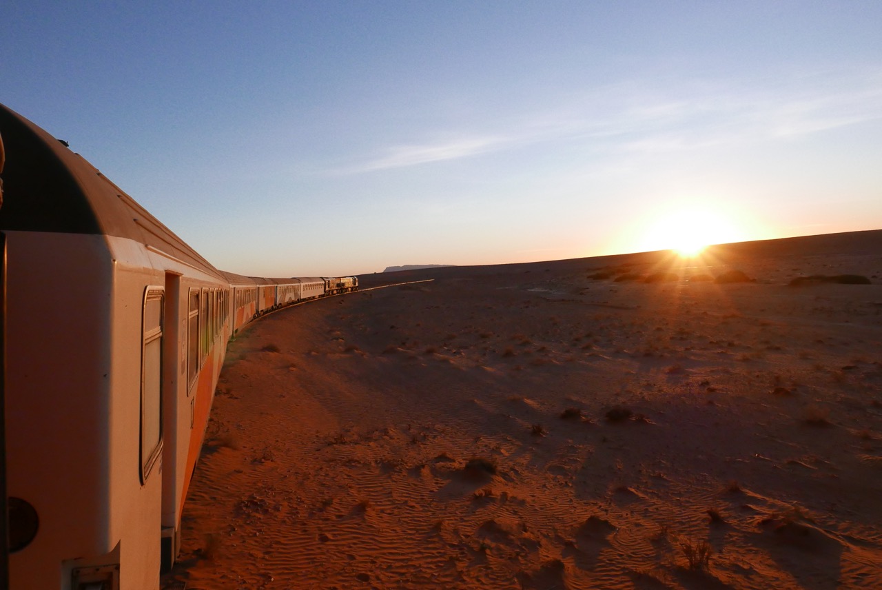couché de soleil sur le train de l'oriental désert express