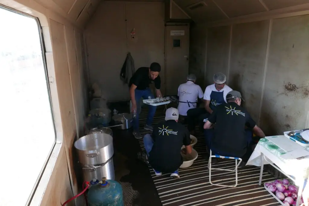 cuisine dans le train du désert au Maroc