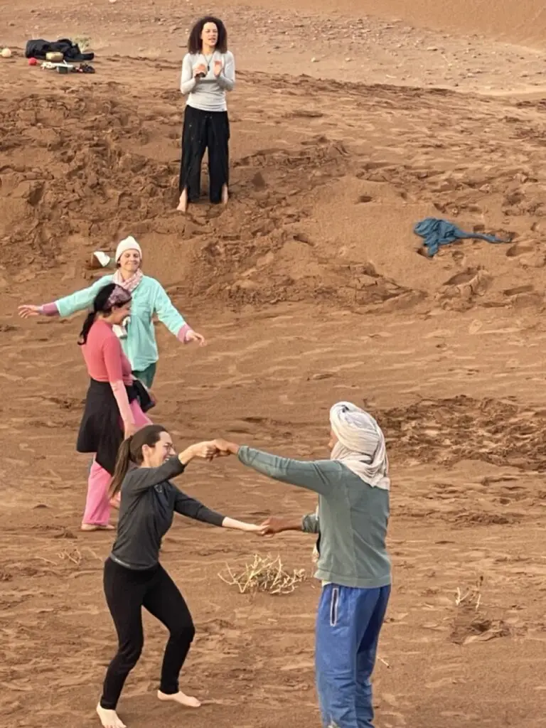 Danse chamanique dans le désert au Maroc