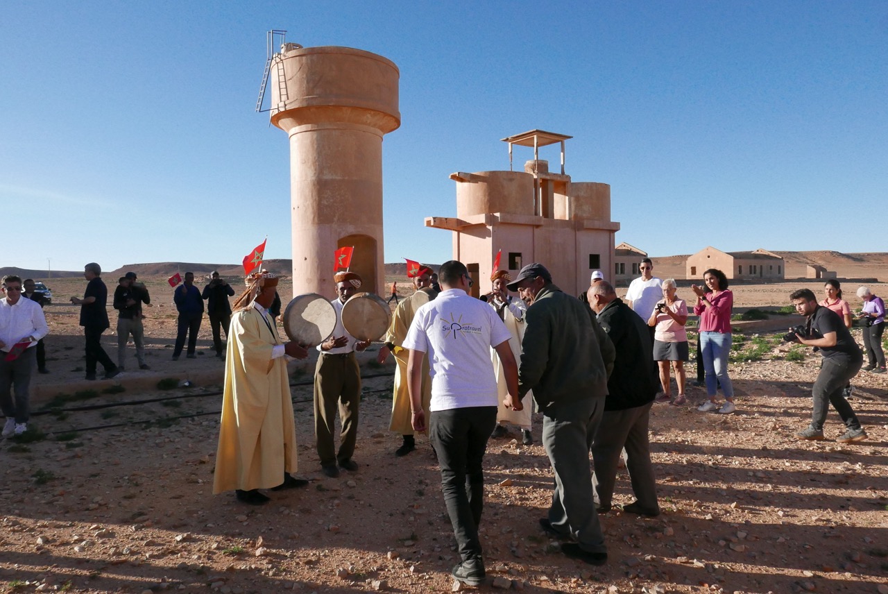 Danse de marocains au bord de la voie ferrée dans la région de l'oriental