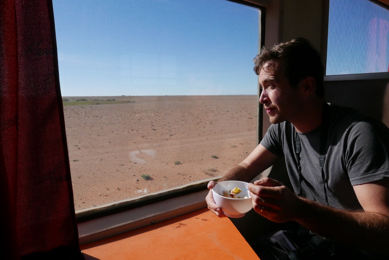 Dégustation d'une salade de fruit délicieuse dans le train du désert au Maroc