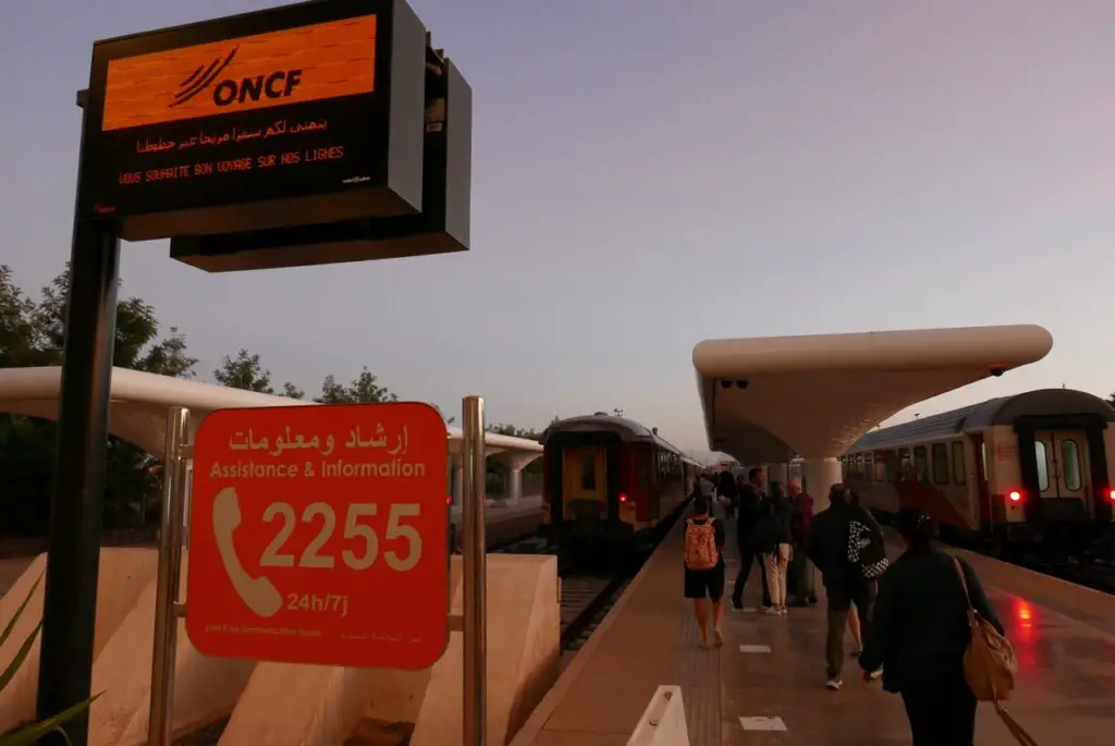 Départ du train de l'ONCF pour le désert au Maroc