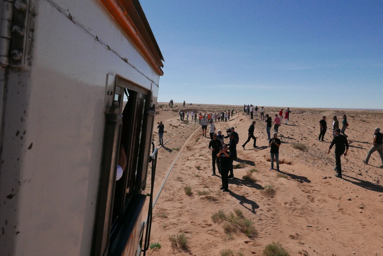 desablage des rails au maroc pur laisser circuler le train du désert