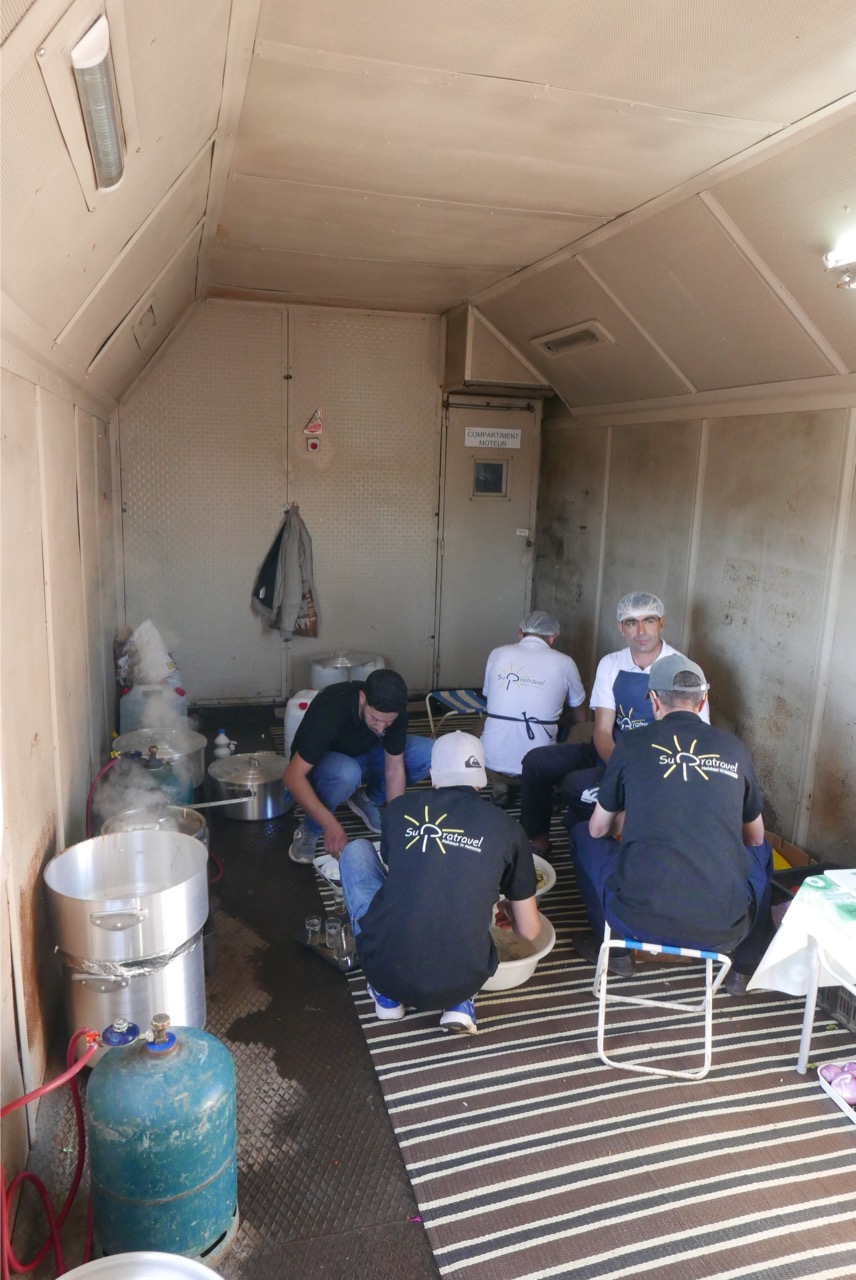 Equipe de cuisine SupraTeam Travel dans le train du désert au Maroc