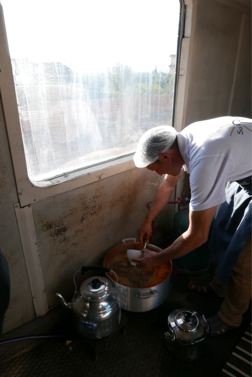 Equipe de cuisine SupraTeam Travel dans l'oriental désert express