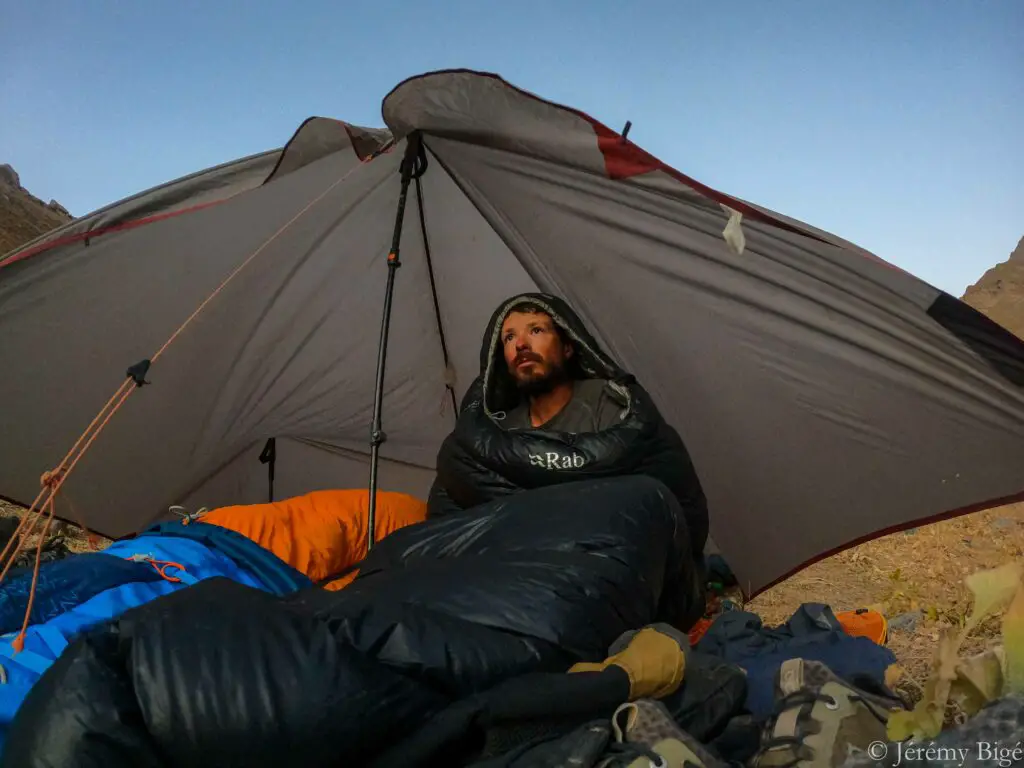 Réveil d'une nuit sous le tarp MT900 avec le Rab Mythic Ultra 360